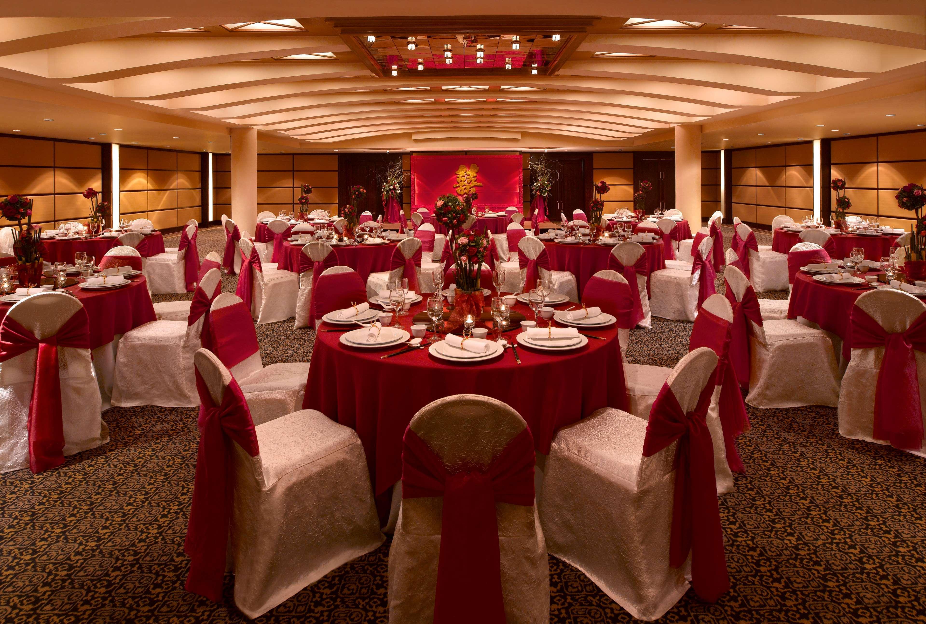 Hyatt Regency Kinabalu Ξενοδοχείο Κότα Κιναμπαλού Εξωτερικό φωτογραφία A wedding reception at the Mandarin Oriental, Hong Kong