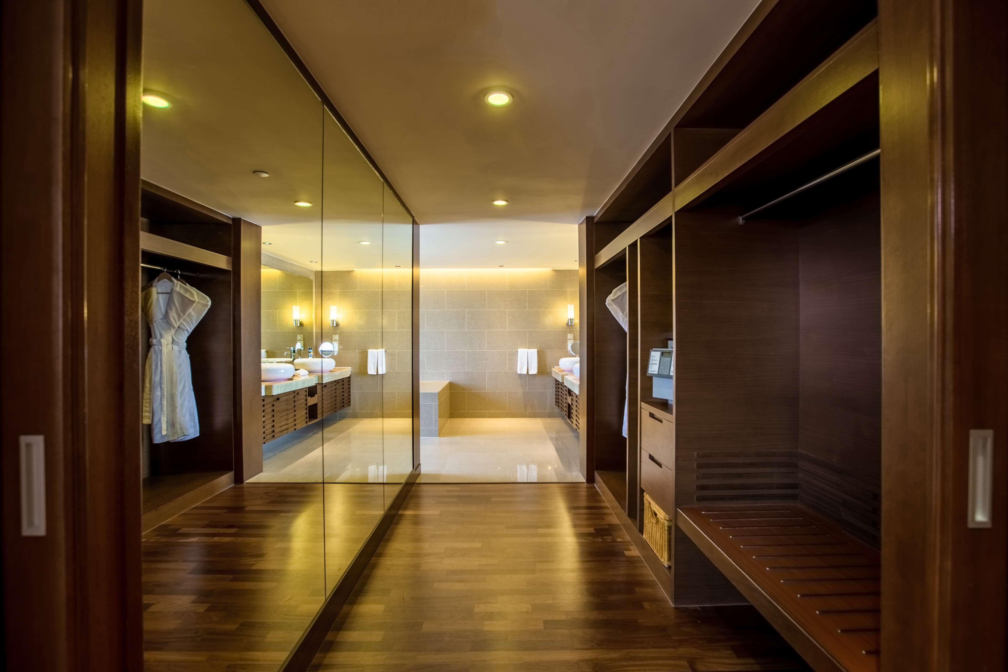 Hyatt Regency Kinabalu Ξενοδοχείο Κότα Κιναμπαλού Εξωτερικό φωτογραφία A walk-in closet